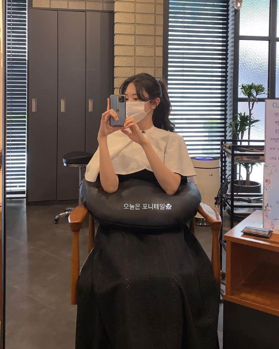 ユ・ヘジュさんのインスタグラム写真 - (ユ・ヘジュInstagram)「오늘은 하니쌤이 포니테일로 정해줌💁🏻‍♀️ 비오기 전에 촬영 끝내서 다행이다😌」5月26日 16時30分 - r_yuhyeju