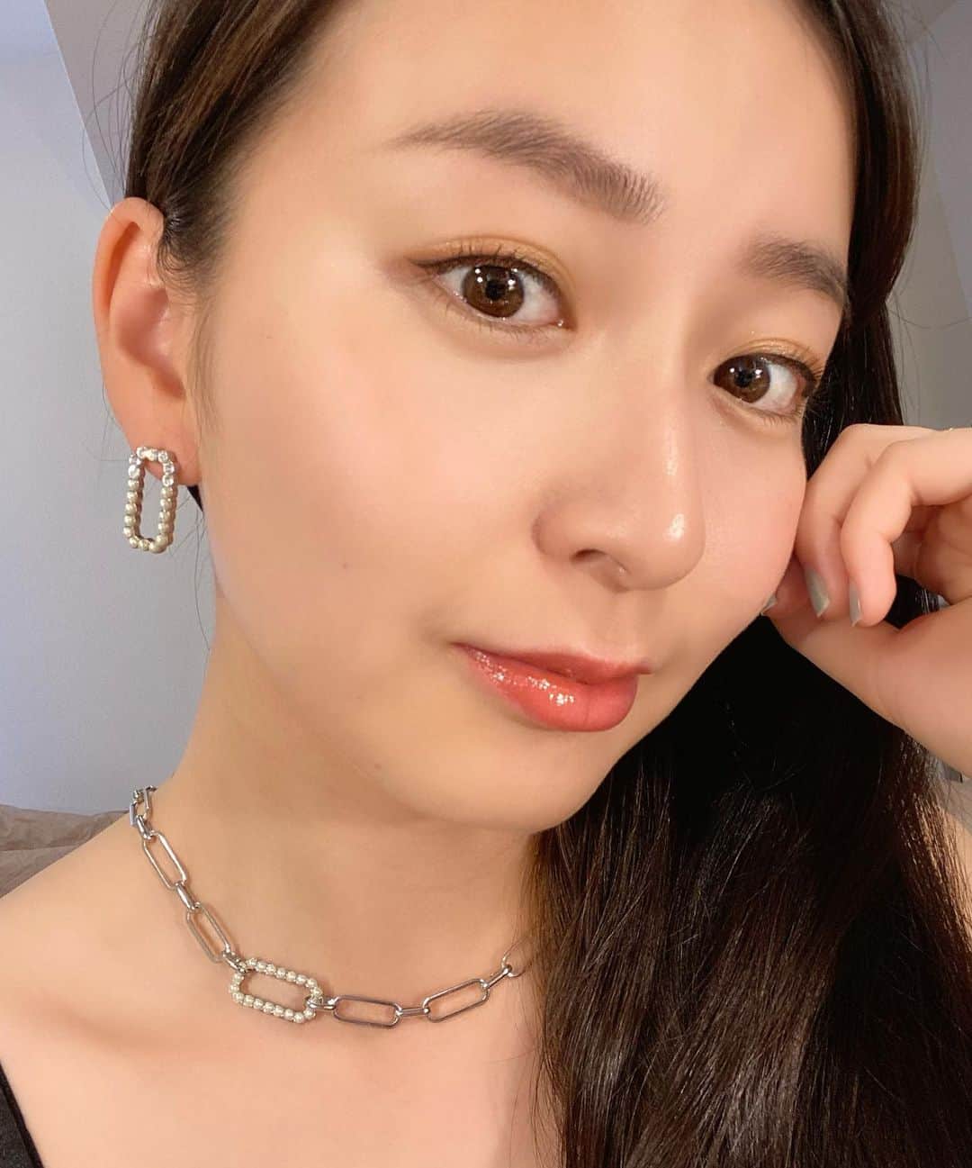 岩間恵のインスタグラム：「カジュアルに付けられる おしゃれネックレスとピアス おすすめしてもらいました🕊  少し前まではゴールド系ばっかりだったけど いつの間にやらシルバー系にシフトした💎  Thanks to @hinahina.official.ec」