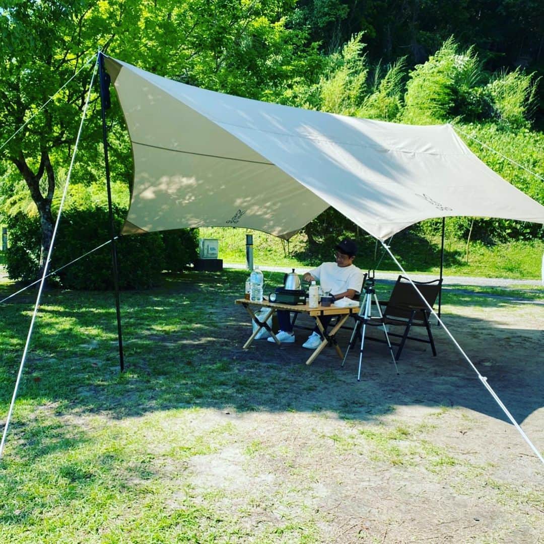 木藪亮太のインスタグラム：「. 今日モニスマでお話ししたデイキャンプの様子です🏕 まず郡山の八重山公園、翌日にさつま町北薩広域公園に行ってきました〜 デイキャンプと言うと大げさな言い方かもしれませんが…笑 タープを張ってのんびり過ごすだけでも最高に気持ちよく、2日連続デイキャンプしました！泊まりではありません笑  #キャンプ #デイキャンプ #キャンプデビュー #タープ  #dod #いつかのタープ #八重山公園 #北薩広域公園」