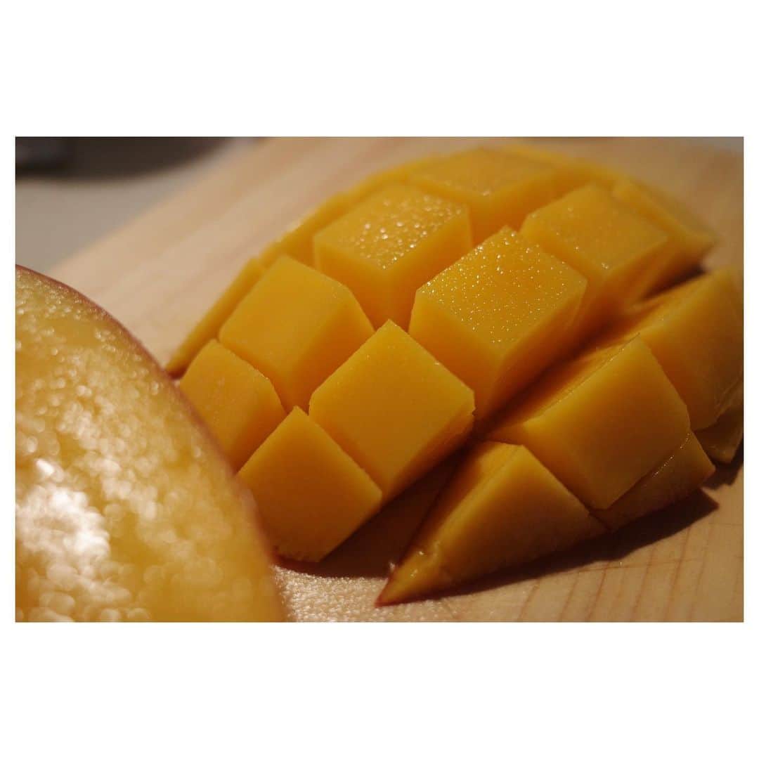 高垣麗子さんのインスタグラム写真 - (高垣麗子Instagram)「*  おやつにはマンゴーぷりんを作ってみました🥭  マンゴーそのものが甘いからか美味しく出来上がり、満足満足😙  これから夏に向けてゼリーやぷりんを頻繁に作りたいから、ガラスの器、少し買い足そうかな...🍸🧊🍮🥣  * #マンゴーぷりん #mango #🥭」5月26日 16時11分 - reikotakagaki