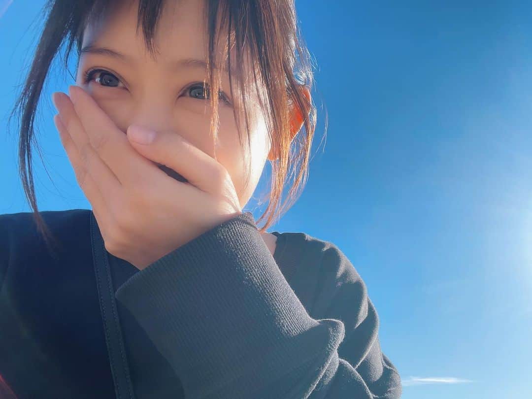 絢香さんのインスタグラム写真 - (絢香Instagram)「青空ってなんでこんなに嬉しくなるのかな🤭☀️  いつか 空の下で歌う 野外コンサートツアーやりたい ずっとずっと夢🙏🏻✨✨  天気が読めないから難しいのかな〜🤣  #sky #いつか #叶えたいな」5月26日 16時21分 - ayaka_official_jp