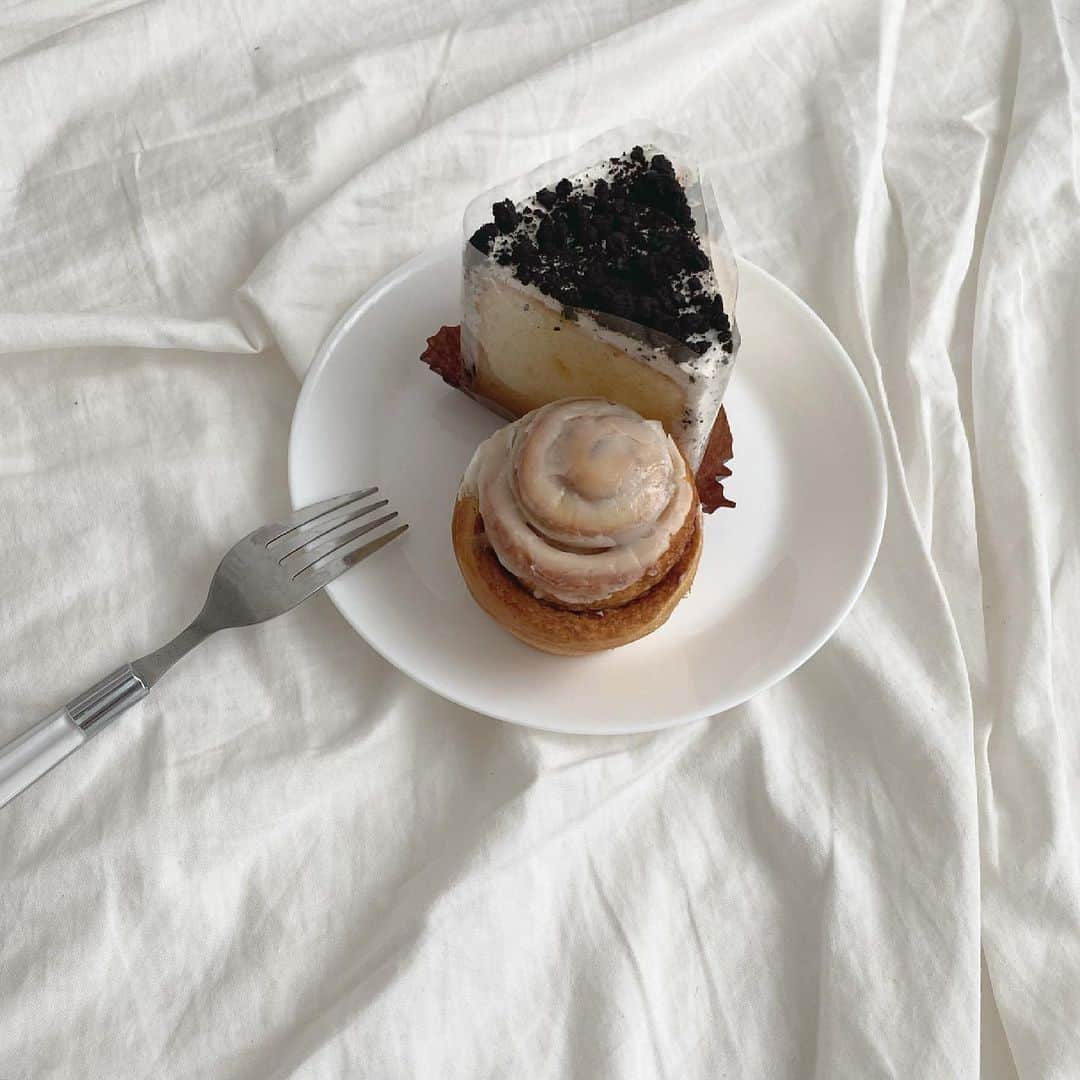 麻生果恩さんのインスタグラム写真 - (麻生果恩Instagram)「友達から誕生日にギフトコード頂いたから ケーキ２つも食べちゃった🥰 美味しかった〜。よし、ジム行こっと。。  みんなはスタバのスイーツ何が好き？ 私は、シナモンロール🧁」5月26日 16時22分 - aso.kaon