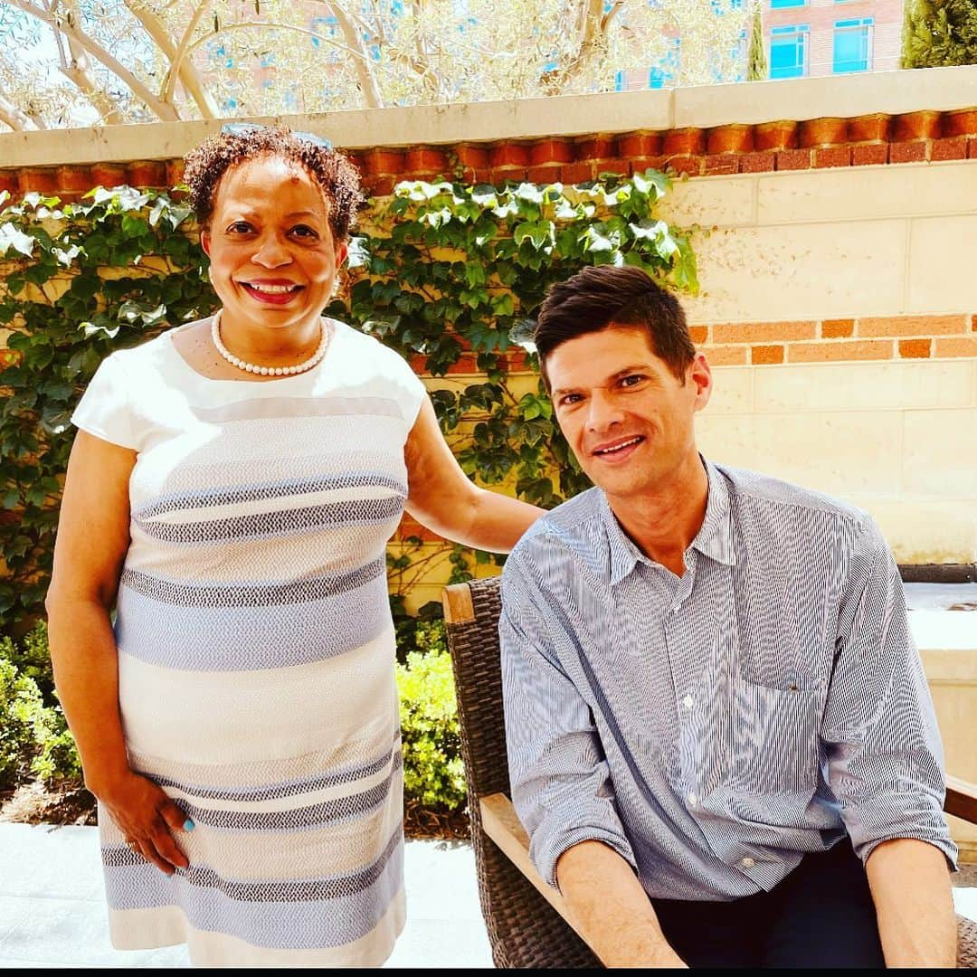 ウィル・マコーマックのインスタグラム：「Today, I was delighted to meet with Joanne Berger-Sweeney, The President of my alma mater Trinity College. She is a brilliant scholar and visionary leader, promoting diversity and inclusiveness, campus-community relations, and interdisciplinary collaboration. Joanne makes me proud to be a Bantam!」