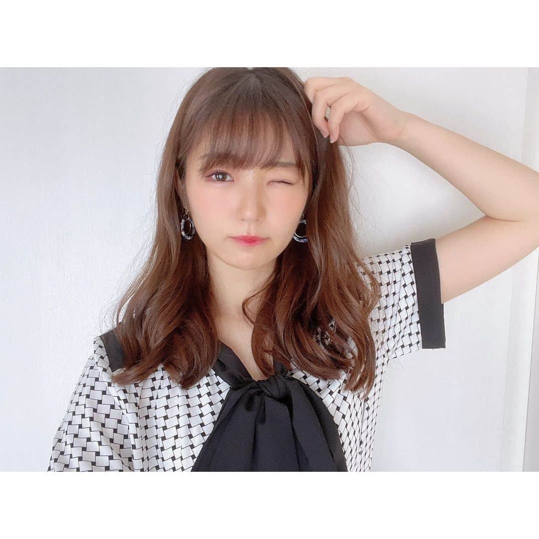 長谷川かすみのインスタグラム：「おはよう☀️  テロテロなオールインワン☺️ 暖かくなってきたからやっと着れたよ〜  髪色がだいぶ落ちてきたから、そろそろ染めに行かなきゃな…  2枚目のキョトン顔ジワる😂」