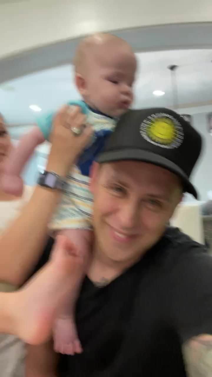のインスタグラム：「Family talk :)」