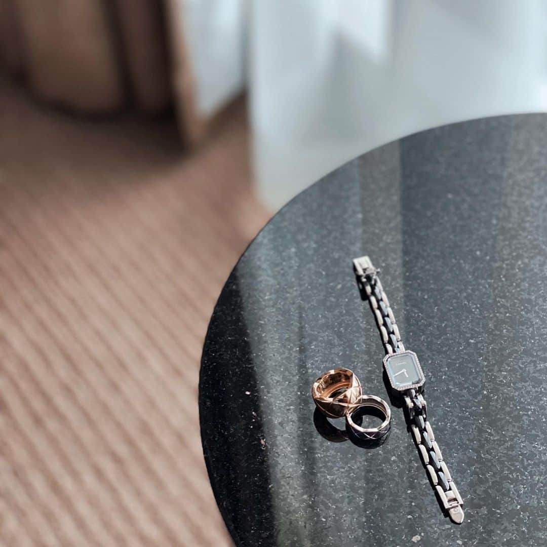 urakoのインスタグラム：「. 最近よくご質問いただく薬指につけている指輪は CHANELのココクラッシュです💍 . . ココクラッシュが発売された頃 多分7.8年前？に購入したものなんだけど 今年は久しぶりに BAGや靴、小物など 昔のCHANELを引っ張り出してきてる😆 . 良いものは何年たっても 大切に使えますね✨ . . あの頃は中指や人差し指につけていたけど(写真2枚め) 7.8年たった今は薬指にw(写真3枚目) 指も太るんですね😅 . 時計もMACHATTオープンの頃に購入した 思い出深い時計⌚️ 今ではこちらもキツくてお直し😂 . . ゴールドとシルバーのリングは 太さ違いで重ねづけしていますよ♪ . . #CHANEL #ココクラッシュ #あの頃は細かった😂」