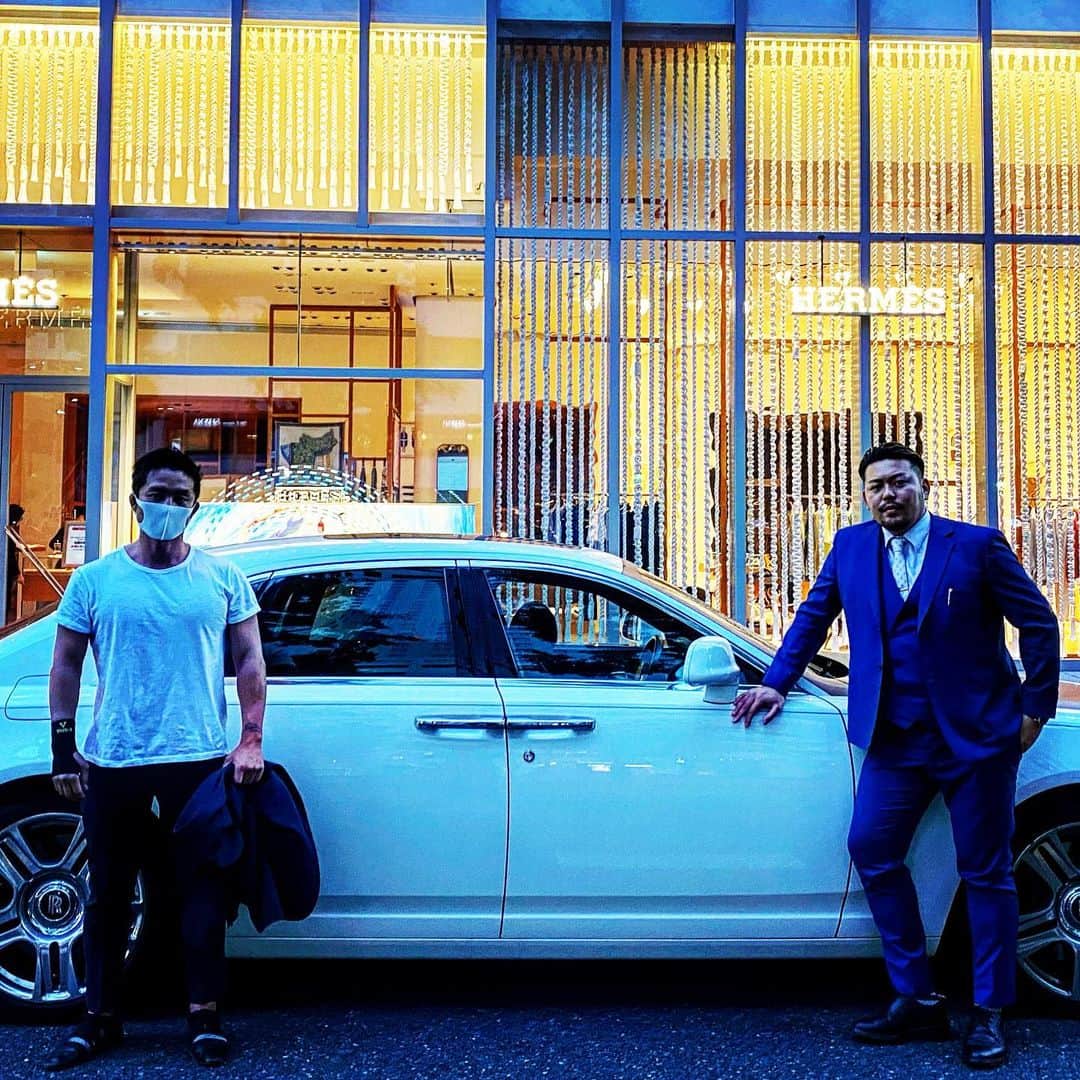 西野佑介のインスタグラム：「・ アパホテルに運転手付きのロールスロイスで迎えにくるサイトウ 部屋より車のほうが広かった  #経営者#起業家#格言」