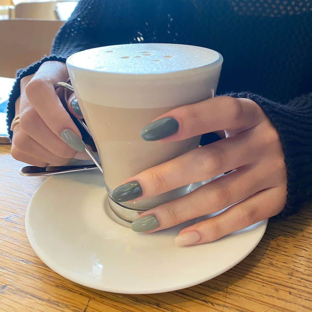 YUKINOのインスタグラム：「初めて💚  #グリーンネイル #グリーンカラー #🟢 #nail #ネイルデザイン #春ネイル #ネイル #ワンカラーネイル #ワンカラー #cafe」