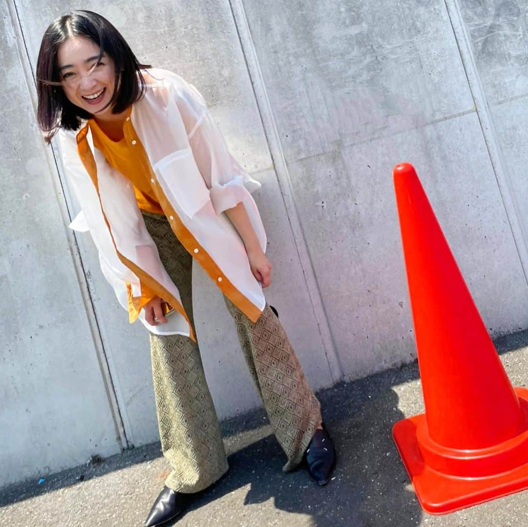 安達祐実さんのインスタグラム写真 - (安達祐実Instagram)「🧡🧡🧡 車に乗ろうとしたら、車内が暑くてすぐには乗れない！ 「もう夏だねぇ！」 「オレンジ色の季節だねぇ！」 と、前田氏（マネージャー）と言い合う🌻」5月26日 10時30分 - _yumi_adachi