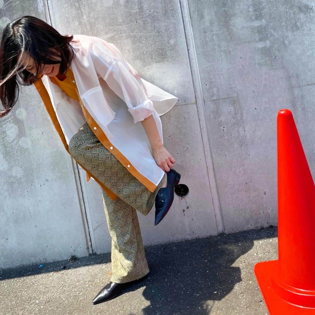 安達祐実さんのインスタグラム写真 - (安達祐実Instagram)「🧡🧡🧡 車に乗ろうとしたら、車内が暑くてすぐには乗れない！ 「もう夏だねぇ！」 「オレンジ色の季節だねぇ！」 と、前田氏（マネージャー）と言い合う🌻」5月26日 10時30分 - _yumi_adachi