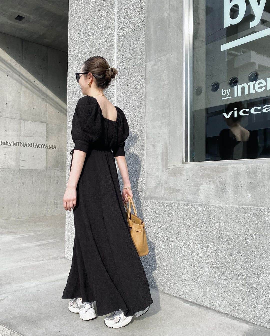 翁安芸さんのインスタグラム写真 - (翁安芸Instagram)「Easy breezy little black dress..🖤  一枚で決まる黒ワンピース。スクエアネックがデコルテをキレイに見せてくれて、エレガントなパフスリーブが程よい甘さを☺️ シボのある素材はシワも気になりません👍🏻　  Dress #regleam  Bag #hermes Sneaker#newbalance   #akiweng #翁安芸 #outfit #tokyo」5月26日 10時40分 - akinyc