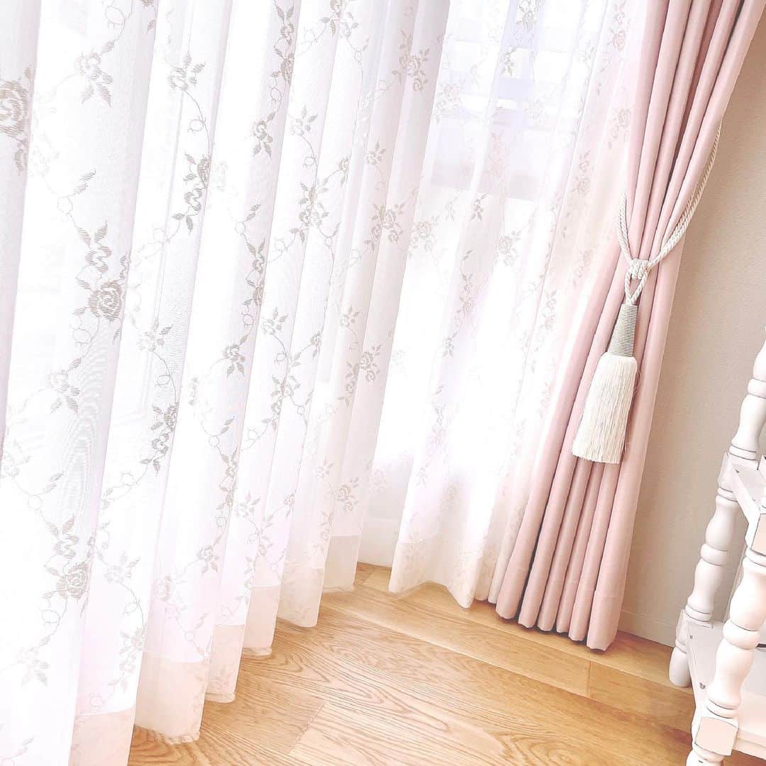 松岡里枝さんのインスタグラム写真 - (松岡里枝Instagram)「カーテン見たいってコメントいただいたので、私の部屋のカーテンです✨  花柄のレースカーテンは 紫外線をカットしてくれて、 外から見えないちょっと目隠し気味の生地でありながら 明るさはちゃんと通してくれるの🥰🙌🏻  ピンクのカーテンは遮光性があって、 タッセルも全部屋、カーテンに合わせてつけてます💓  すべて大塚家具 @idc_otsuka で買いましたよ🥰  #efla #エフラ #カーテン」5月26日 11時12分 - okarie1023