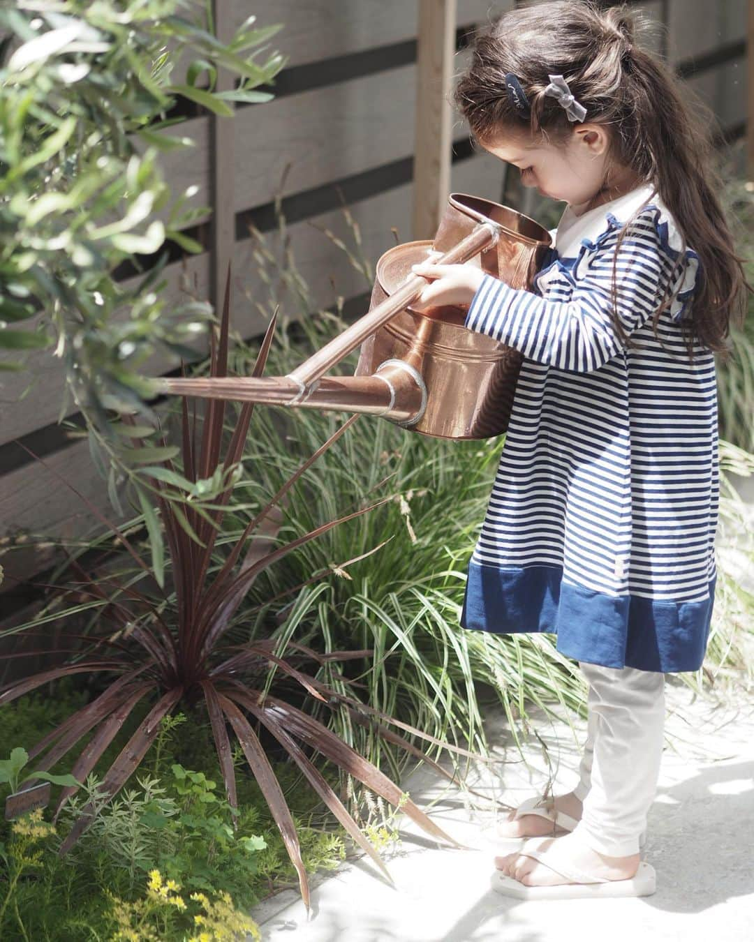 大橋菜央さんのインスタグラム写真 - (大橋菜央Instagram)「Small gardener here🪴﻿ ﻿ ﻿ ﻿ 中庭は工事が遅れたので﻿ 植栽に手をつけ出してようやく1年と少し﻿ 暖かくなっていっきに成長して庭らしくなってきました🌿🌱﻿ ﻿ 水やりのお手伝いさん﻿ 小さくてもパワフルなので大きいジョーロでも﻿ 余裕で何往復もしてくれます😁✨﻿ ﻿ ﻿ ﻿ Marine dress @mini_____closet ﻿ ﻿ ﻿ #3歳 #3歳3ヶ月 #39monthsold #3yearsold #たれ目#たれ眉 #miababyliving」5月26日 11時28分 - naoliving