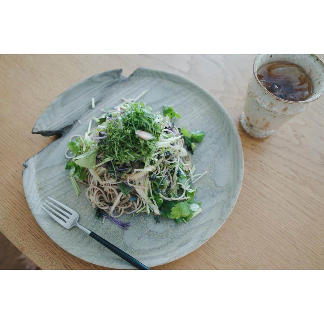 高山都さんのインスタグラム写真 - (高山都Instagram)「新生姜の冷製パスタをお蕎麦で代用。 刻んだ三つ葉、クレソン、ミョウガ、スプラウトをボウルで、茹でたお蕎麦、オリーブオイル、出汁醤油と和えるだけ。 簡単だけど、食べ応えあって、さっぱりおいしい。 うつわは @saorishimoo @shimookazuhiko #shimoodesign の木のプレート。 #みやれゴハン」5月26日 11時48分 - miyare38