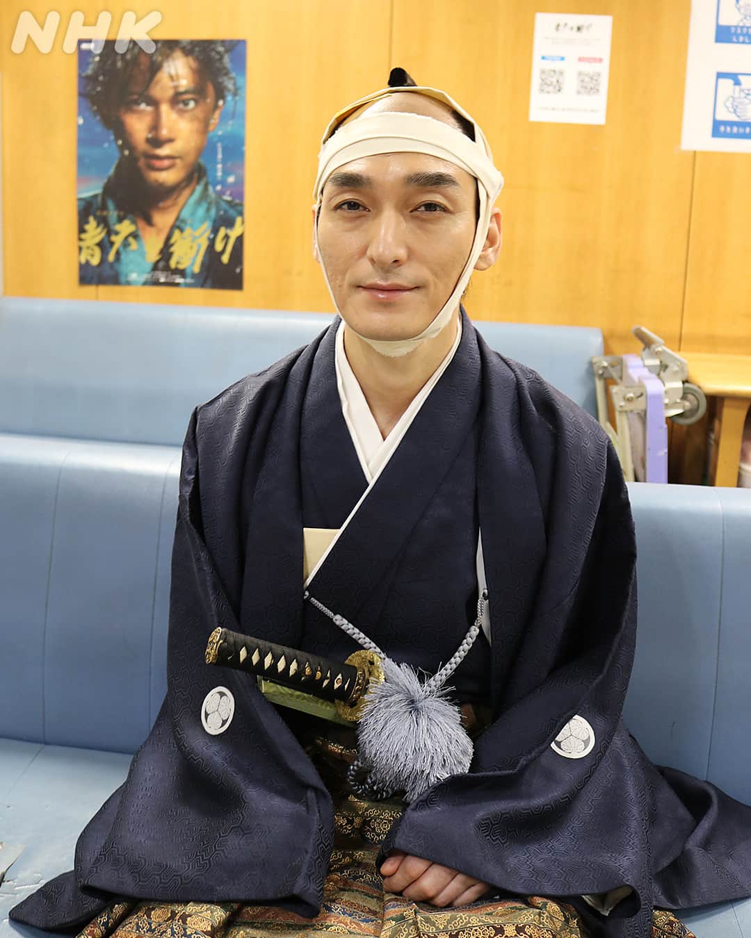 青天を衝けさんのインスタグラム写真 - (青天を衝けInstagram)「草彅剛さんの包帯ぐるぐる巻きオフショット。  家臣の猪飼勝三郎（#遠山俊也）がかみそりで頭にケガをさせてしまったときも、「たいしたことではない」と優しい慶喜。  そんな器の広い殿なら、猪飼さんと同じように、みんなが好きになっちゃいますね。  #青天を衝け #草彅剛 #青天オフショット」5月26日 12時00分 - nhk_seiten