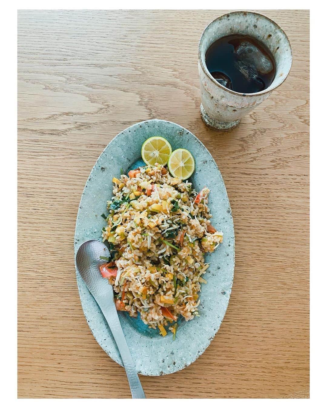 高山都さんのインスタグラム写真 - (高山都Instagram)「余ってたシラスとトマトとセロリで洋風チャーハン。 刻んだニンニクとオリーブオイルでトマト、ズッキーニ、セロリを炒めて、玄米をいれて、シラス、三つ葉、大葉も入れて、最後に魚醤を。 すだちをぎゅっと絞っていただきます。 お皿とグラスは #宮城陶器 さん @miyagimasayuki  @miyagipottery  #みやれゴハン」5月26日 11時55分 - miyare38