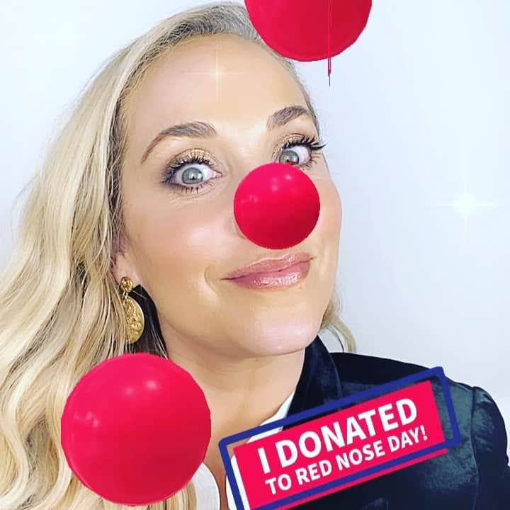 エリザベス・バークレーのインスタグラム：「#NosesOn everyone!  I'm SO excited to partner with @Walgreens to share the iconic Red Nose filter to celebrate Red Nose Day! ❤️🙏🏼  Get yours by donating ANY AMOUNT on the #myWalgreens app, in-stores at checkout, or at Walgreens.com/RedNoseDay  100% of your donations support Red Nose Day and the children and communities most impacted by the COVID-19 pandemic. Try out the filter and share your selfie with me!      #ad」