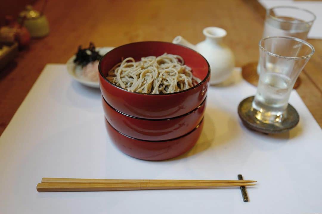 行方 久子 Hisako Namekataのインスタグラム：「. 奈良にはいくつか美味しいお蕎麦屋さんがあるんだけど こちらははじめましてでした。  出雲蕎麦のだんだん @2daime_dandan_ 美味しかったー🙏🏻 東京じゃ飲めないからって、いつもは飲まない日本酒なぞ頼んでみた。」