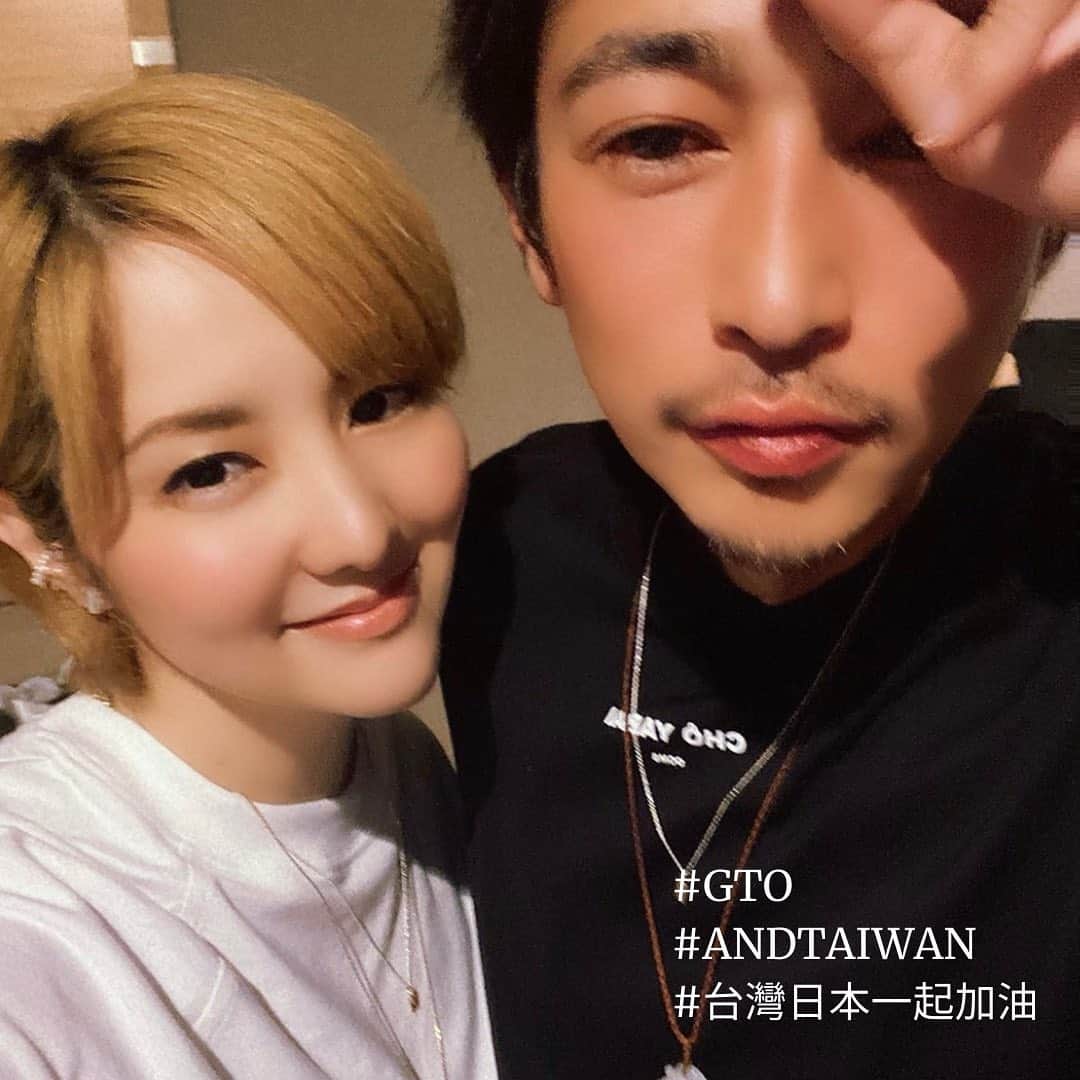 希良梨のインスタグラム：「現在日本跟台灣疫情情況都不是很好。特別在演藝圈的影響非常大。我們可以一起努力渡過這個時段。一起加油肯定有美好的未來。  加油台灣、加油日本。  日本も台湾もコロナ禍で大変な局面を迎えています。 特にエンターテイメント業界には大きなダメージ。 希良梨ならではの方法で仲間たちとともにこの業界を良くしていくぞ💪 みんな一緒に頑張ろう。  私は、周りの仲間たちが輝いていってくれる姿を見ることが、 何よりの幸せを感じます。  だから、人を支えることは楽しい✨  そして、みんなお揃いのネックレス👑  https://www.instagram.com/towit.style/  #andtaiwan  #希良梨 #kirari  #GTO #towitstyle  #窪塚洋介  #池内博之 #山崎裕太 #加油台灣加油日本」