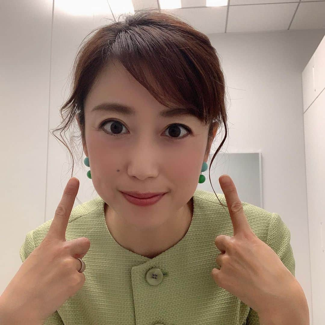 倉野麻里のインスタグラム：「昨夜の #日経ニュースプラス9 の衣裳は、グリーンのピアス、グリーンのジャケット🟢着用で臨みました✨  ポーズが昭和🤣？！  #日経ニュースプラス9 のある日は脳がフル回転します。でもスタッフ始め山川さん、後輩の池谷アナと一緒に和気藹々楽しく準備、放送に向き合えていて、とても充実しています💕ありがたい限りです。  #日経ニュースプラス9 #山川龍雄 さん」