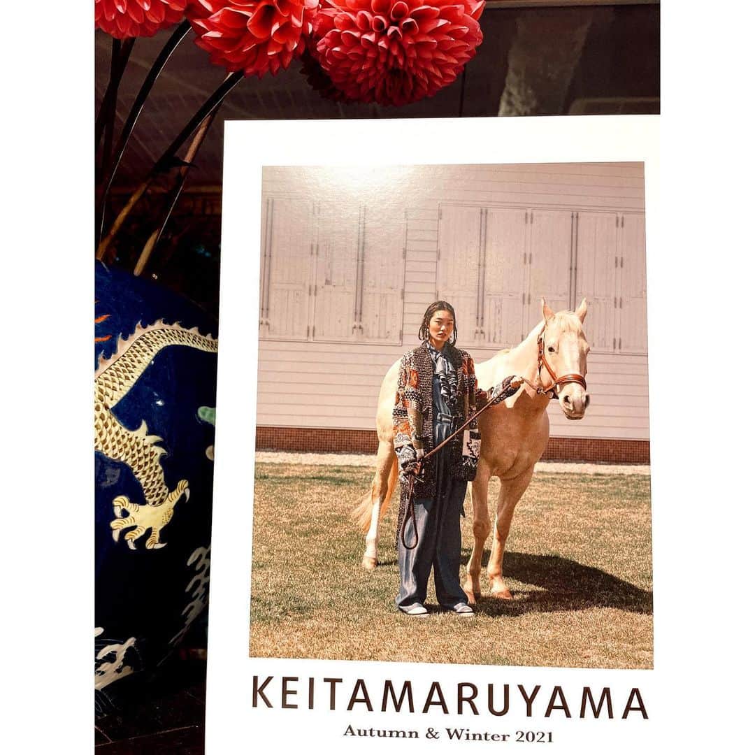 紗栄子さんのインスタグラム写真 - (紗栄子Instagram)「KEITA MARUYAMAの2021年のA/Wのメインビジュアルは @nasufarmvillage にて撮影されました🐴🌿  ルナちゃんは、本当にたくさんのフォトグラファーのかたに撮影されていて、間違いなくうちのトップモデルです🐴️💘✨🌿 #keitamaruyama」5月26日 13時43分 - saekoofficial