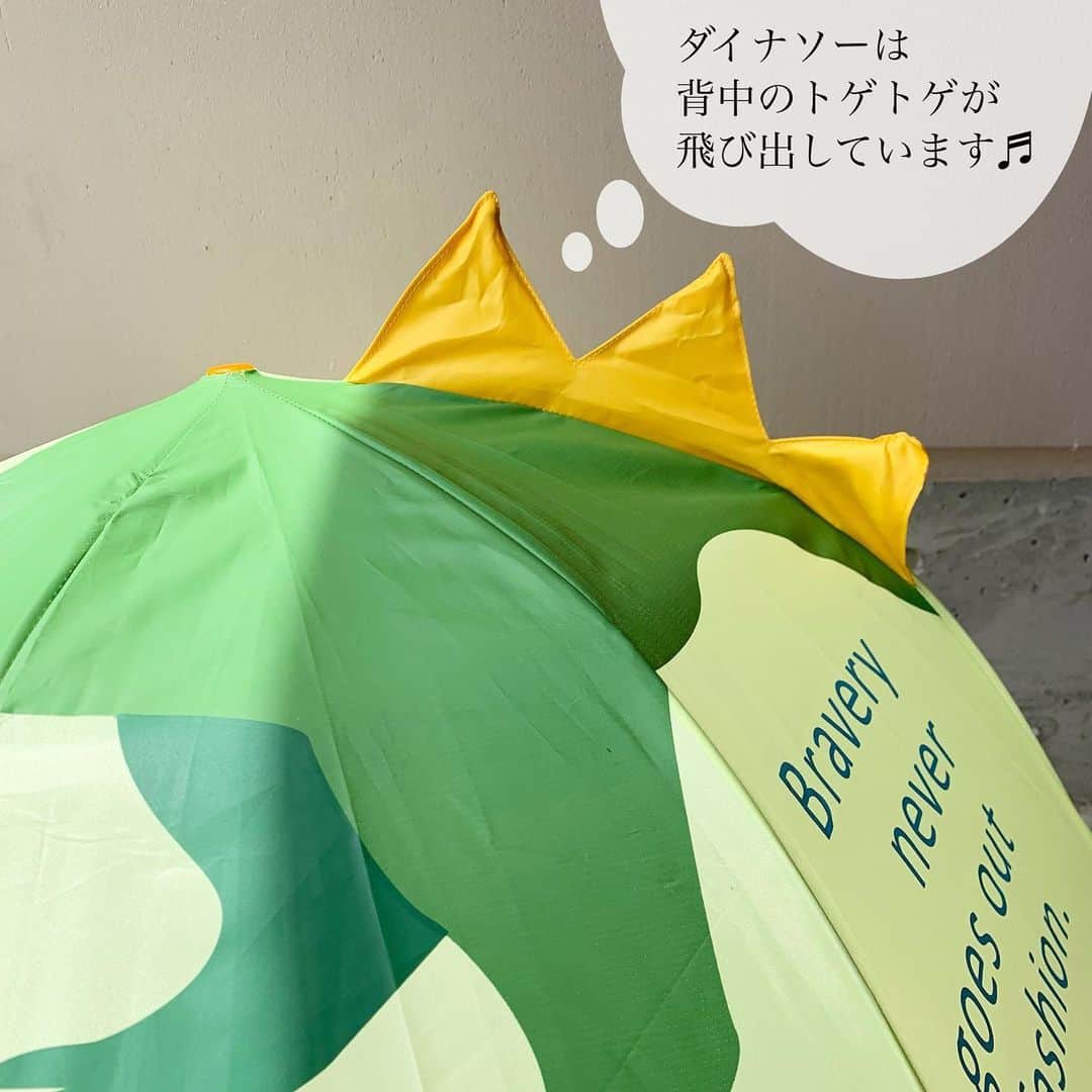 Maiko 【3COINS公式】さんのインスタグラム写真 - (Maiko 【3COINS公式】Instagram)「ジャンプ傘ではなく、手でくっ！と押してひらくタイプの傘です😊！  手が挟まらないような持ち手になっていますので、お子様ひとりでも安心して開閉できます☺️☂️ 店頭で見てみてください✨  ※店舗により在庫や入荷状況が異なります。 ※在庫のお問い合わせにはお答えできません。 ※お取り置き、お取り寄せは行っておりません。  #3COINS#3コインズ#スリコ#スリーコインズ#プチプラ#モラージュ菖蒲#モラージュ#スリコのマイコ#キッズ傘」5月26日 13時49分 - 3coins_.maiko
