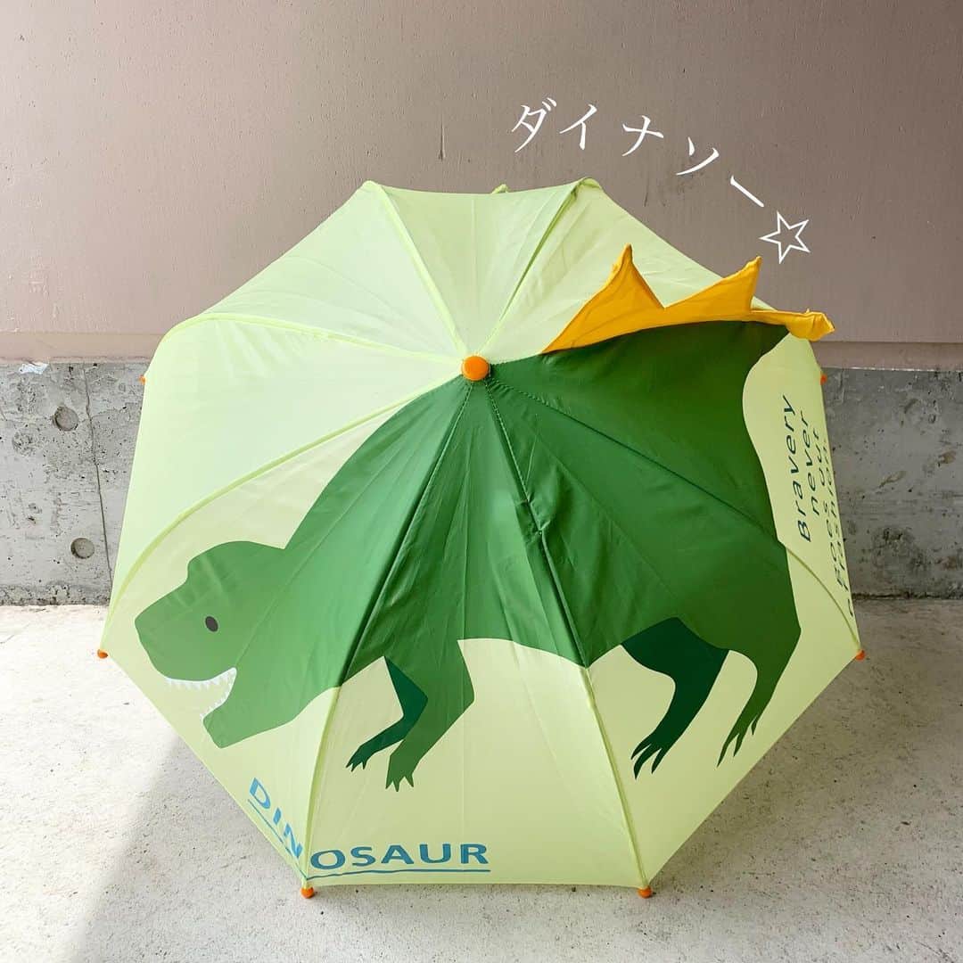 Maiko 【3COINS公式】さんのインスタグラム写真 - (Maiko 【3COINS公式】Instagram)「ジャンプ傘ではなく、手でくっ！と押してひらくタイプの傘です😊！  手が挟まらないような持ち手になっていますので、お子様ひとりでも安心して開閉できます☺️☂️ 店頭で見てみてください✨  ※店舗により在庫や入荷状況が異なります。 ※在庫のお問い合わせにはお答えできません。 ※お取り置き、お取り寄せは行っておりません。  #3COINS#3コインズ#スリコ#スリーコインズ#プチプラ#モラージュ菖蒲#モラージュ#スリコのマイコ#キッズ傘」5月26日 13時49分 - 3coins_.maiko