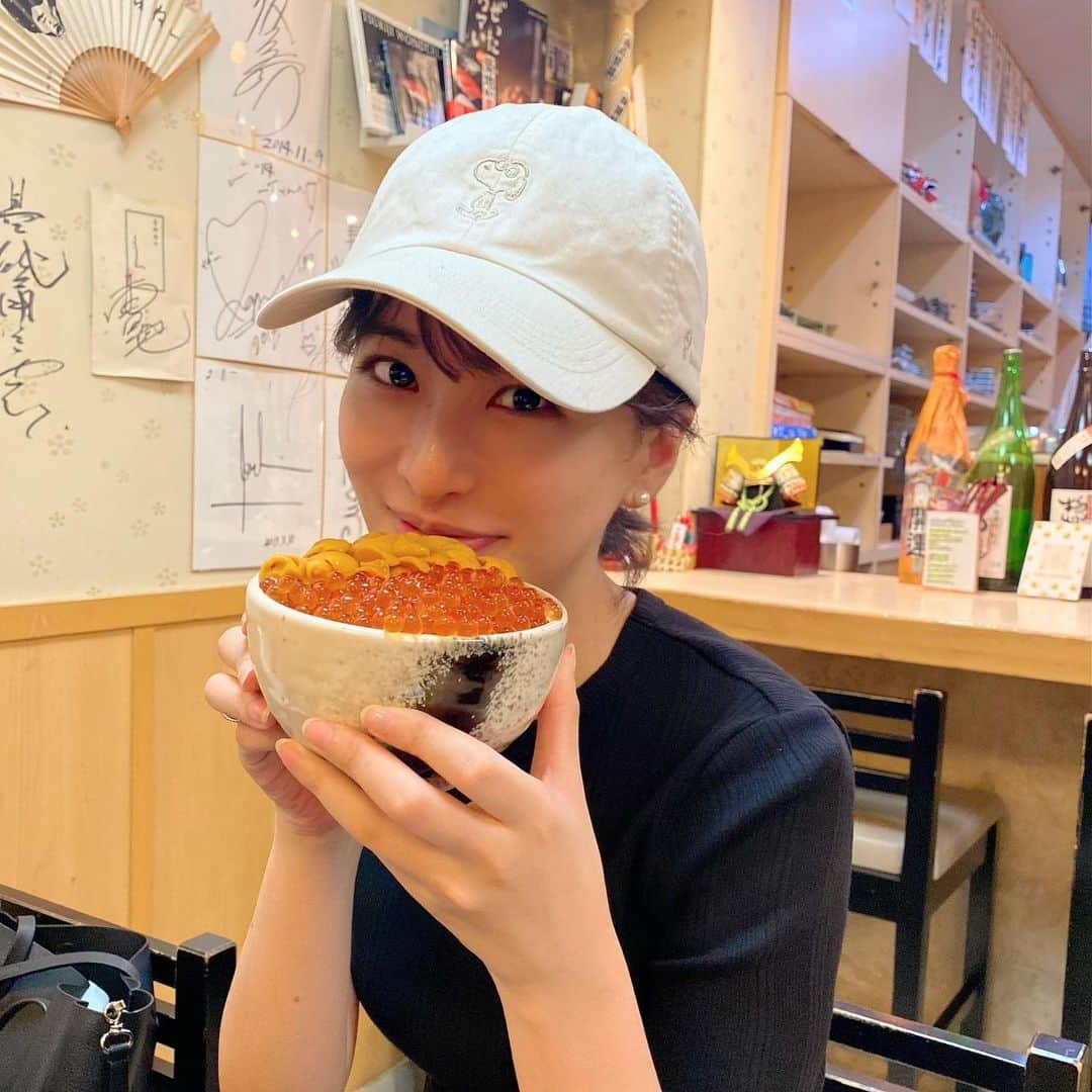 神室舞衣のインスタグラム：「お久しぶりです。 お元気ですか？ 私はプチお出かけで築地行ってきました。 そして突然ですが最近新しくハマってる事をいきなり報告しますね！←言いたくて仕方ない アクアリウムやテラリウムは昔から大好きでやりたいことの１つにあったんですが今回始めるのは念願の#ビオトープ ！！ 散歩の途中にある素敵なお宅の玄関前にあって、ずっと興味があったんだけどいよいよ始める事にしました☺️ あと残念なお知らせが…今年の夏は本格的な野菜を育てたくて畑をレンタルする予定だったけど叶わず。 夏に毎朝畑まで通う妄想までしてたのに🤷‍♀️くやしい。 プチ菜園で我慢するしかないですね。 空で申し込んだのになぜって感じでしたが切り替えて今年の夏は涼しげにビオトープで楽しみます☺️💛 そして我が家のお花ちゃん達は梅雨と夏に向けて切り戻ししました。 夏を越せるかな。少し心配  あぁ畑…🥲スイカ育てたかったよ  そんな感じでしたがウニいくら丼で元気だしました。 長くなりましたね。 こちらからは以上です」