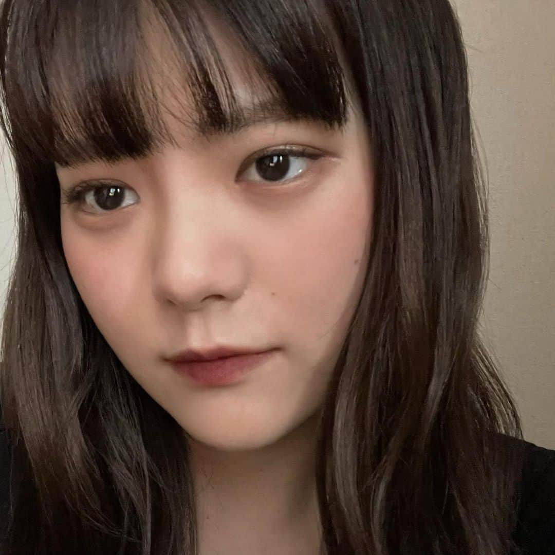木村なつみのインスタグラム：「前に載せたマキアージュのヌードジェリーBB、 毎日使っていて2本目突入しそうなのでまたおすすめさせてください☺️ うる艶な仕上がりなのにマスクにつきにくいところ、美容液みたいに潤うところ、カバー力あるところ、石鹸で落とせるところ、 SPF50+・PA+++ なところ。木村が下地に求める五大重要ポイント完璧なやつです！  @maquillage_jp #ツヤ肌 #ベースメイク #ノーファンデ　#BBクリーム #マキアージュ　#毛穴カバー　#ドラマティックヌードジェリー #pr」