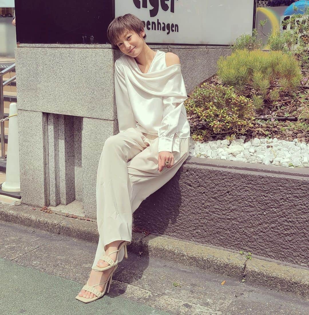 西山茉希さんのインスタグラム写真 - (西山茉希Instagram)「暗髪ショートの先には、 洋服の難問がありました。  #似合うモノが少ない #しっくり思えるモノが激減 #まいったねこりゃ  そんな中、 本日はコレに決めたっ！  #俺流コーデ #ロケ衣装 #ホワイト祭  タグづけあります。 ゆるっとゆるっとシルエット。 晴天が味方。」5月26日 14時28分 - maki.nshiyama50