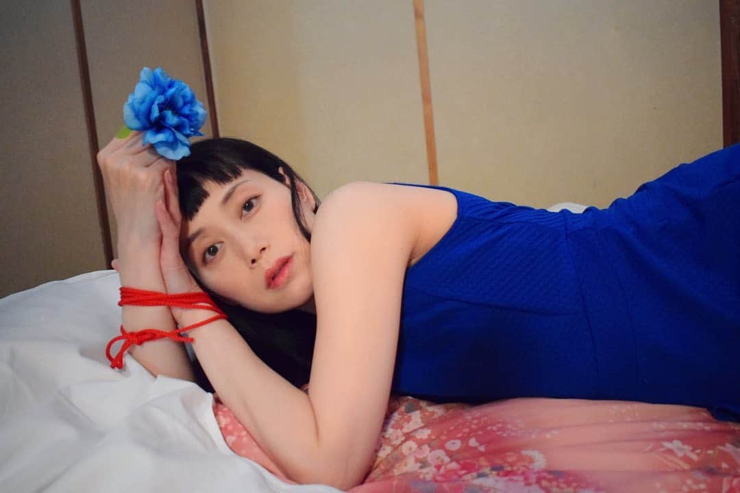 並木塔子さんのインスタグラム写真 - (並木塔子Instagram)「女優の #米田弥央 さん！ 我が一眼レフで撮らせて頂きました！ものすごく楽しい時間でした。 浴室の撮影はタイルの紫がフラッシュで米田さんの白い肌に反射して、ものすごい透明感に。妖精さんかな。 カメラは本当に楽しい！随時被写体さん探してます🤩 #一眼レフ練習中」5月26日 14時39分 - namikichandayo
