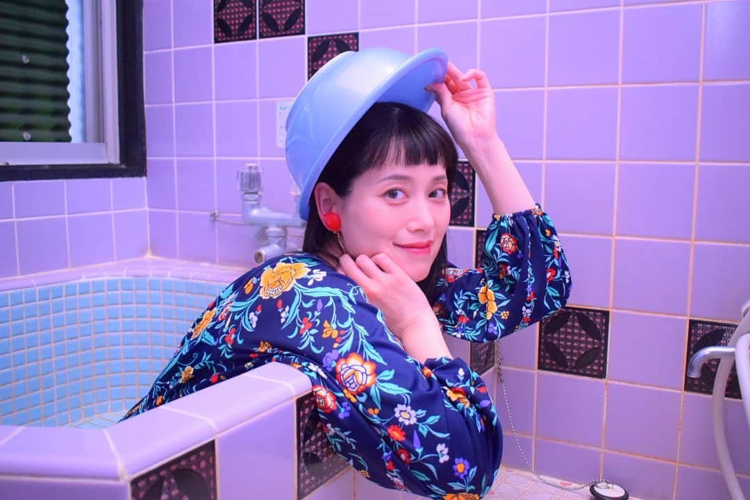 並木塔子さんのインスタグラム写真 - (並木塔子Instagram)「女優の #米田弥央 さん！ 我が一眼レフで撮らせて頂きました！ものすごく楽しい時間でした。 浴室の撮影はタイルの紫がフラッシュで米田さんの白い肌に反射して、ものすごい透明感に。妖精さんかな。 カメラは本当に楽しい！随時被写体さん探してます🤩 #一眼レフ練習中」5月26日 14時39分 - namikichandayo