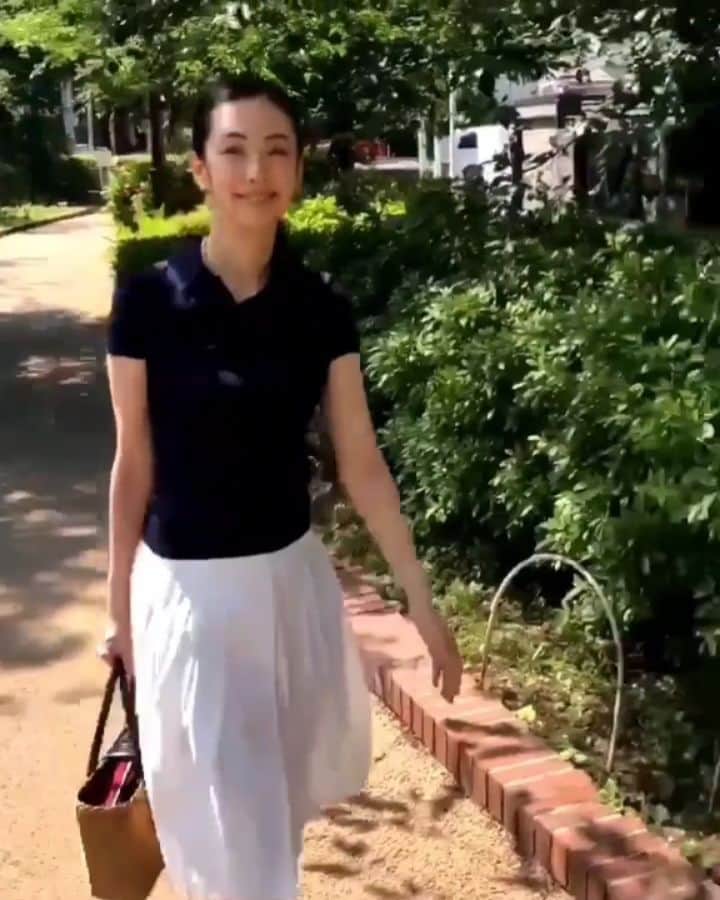 田村翔子のインスタグラム：「昨日のお散歩😀🌼  #お散歩 #:お散歩日和#自然が好き #naturallife #ナチュラルライフ#ライフスタイル#大人コーデ#大人カジュアル #アラフィフコーデ #wellbeing#田村翔子#lifestyles#健康第一 #免疫力アップ #爽やか#気持ちいい#初夏コーデ #笑顔#smiles#美容と健康」
