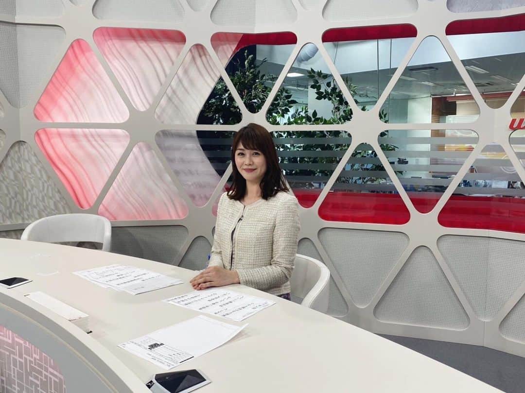 高井瑛子のインスタグラム：「. . ニュースを読む私。 . .」