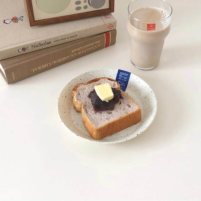 ハルハルさんのインスタグラム写真 - (ハルハルInstagram)「おしゃれなおうちモーニング🍳🥓🥛  あんにょん！ ハルハル編集部のみみちゃんですꪔ̤̮ ♡  朝ちょっとでも早く起きてモーニングを楽しむのも QOLを上げていくコツかも˒˒﻿ ʾʾ  おしゃれで可愛いモーニングを作っている 素敵な皆さんに写真をお借りしたので最後まで見てね♡ 朝しっかりご飯を食べれば1日の幸福度も上がるかも🪴  ┈┈┈┈┈┈┈┈┈┈┈┈┈┈┈┈┈┈┈  今回の可愛いお写真は、 以下の方からお借りしています♡ ‌ Thanks for… ‌  @naanmiii さま @chanru さま @syapnk さま @____171022 さま @yykoko13 さま  #ハルスタ や #ハルハル をタグ付けしていただくと、 ハルハルの記事やInstagramに投稿させていただくために ハルハルからご連絡させていただく場合がございます  #하루스타 #하루하루 를 태그하시면 하루하루의 기사와 인스타그램에서 사용할 경우가 있습니다. 사용하기 전에 하루하루로부터 연락을 드리겠습니다.  ┈┈┈┈┈┈┈┈┈┈┈┈┈┈┈┈┈┈┈  #おうちモーニング #おうちカフェ #おうち時間 #トーストアレンジ #ホームカフェ #りんごトースト #韓国風カフェ #韓国インテリア #丁寧な暮らし #休日の過ごし方 #朝の過ごし方 #モーニングルーティーン #モーニング #モーニングプレート #朝活 #おうち時間を楽しむ #朝食プレート #サラダボウル #朝活記録 #朝活はじめました」5月26日 17時02分 - haruharu_furyu