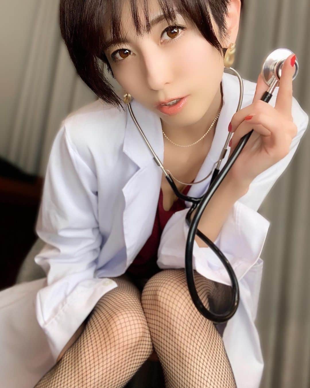 のインスタグラム：「❤︎ ・ ・ ・  #portrait #shotting #Japanesegir #followme #selfie #コスプレ #女医 #網タイツ #白衣 #ショートヘア  #自撮り #グラビア #被写体 #AV女優 #セクシーショット #セクシー女優 #痴女優 #痴女 #乃亜 #インスタグラビア」
