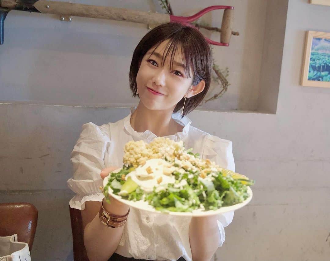 堀江聖夏さんのインスタグラム写真 - (堀江聖夏Instagram)「⌇ᴡᴇ ᴀʀᴇ ᴛʜᴇ ꜰᴀʀᴍ 🌿🥑﻿ ﻿ もう、週に何回通っているのか﻿ わからないほど（笑）大好きなお店﻿ WE ARE THE FARM ☺️﻿ (@wearethefarm.official ) ﻿ この日は、ランチで﻿ 行ったのだけど、なんと﻿ 渋谷店では、新鮮なお野菜が食べ放題なの！﻿ ﻿ 無農薬・無化学肥料のお野菜が﻿ 使われていて、なんといっても﻿ ケール🥬が最高に美味しい。﻿ ﻿ 苦味も一切なくって歯応えがあるから﻿ お腹いっぱいになるの。﻿ ﻿ 今は絶賛、夏に向けて﻿ ダイエット中なので、ここのケールには﻿ 毎日助けられてます。﻿ (ケールジュースも飲んでいるので🥺)﻿ ﻿ 健康だし、ヘルシーだし、﻿ お腹いっぱいになるし、﻿ ランチプレートに無料で﻿ ビュッフェがついてくるし、、﻿ ﻿ ﻿ ダイエットをされている方も﻿ 健康的でいたい方にも﻿ おすすめがすぎてます！🥰﻿ ﻿ 写真は野菜モリモリ！（笑）﻿ 私はいつもこれを2皿ペロリしちゃいます！！﻿ ﻿ ﻿ _________________________﻿ ﻿ ﻿ #WEARETHEFARM﻿ #ケール﻿ #vegan﻿」5月26日 17時07分 - mina_horie
