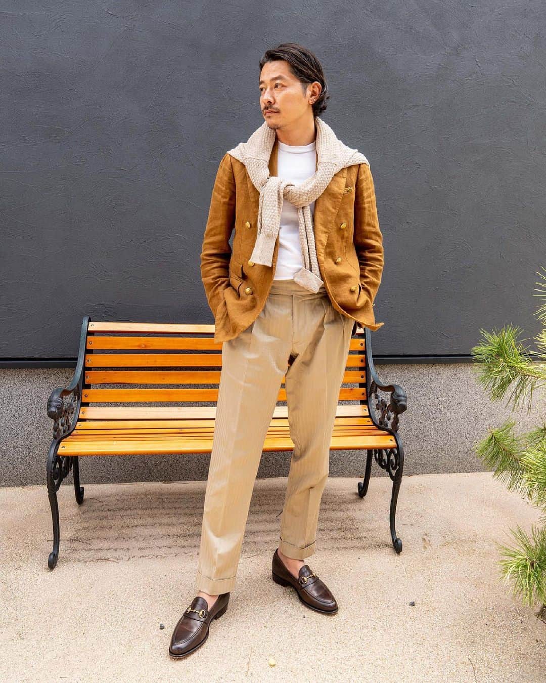 高田朋佳のインスタグラム：「Natural colors.  ———————————————————————— #berwich #gurkhatrousers #scotchgrukha  #dressstyle #elegantstyle #modernclassicstyle #newclassicstyle #fashion #mensfashion #mensdressstyle #suitsstyle #dapperstyle #takadachannel」