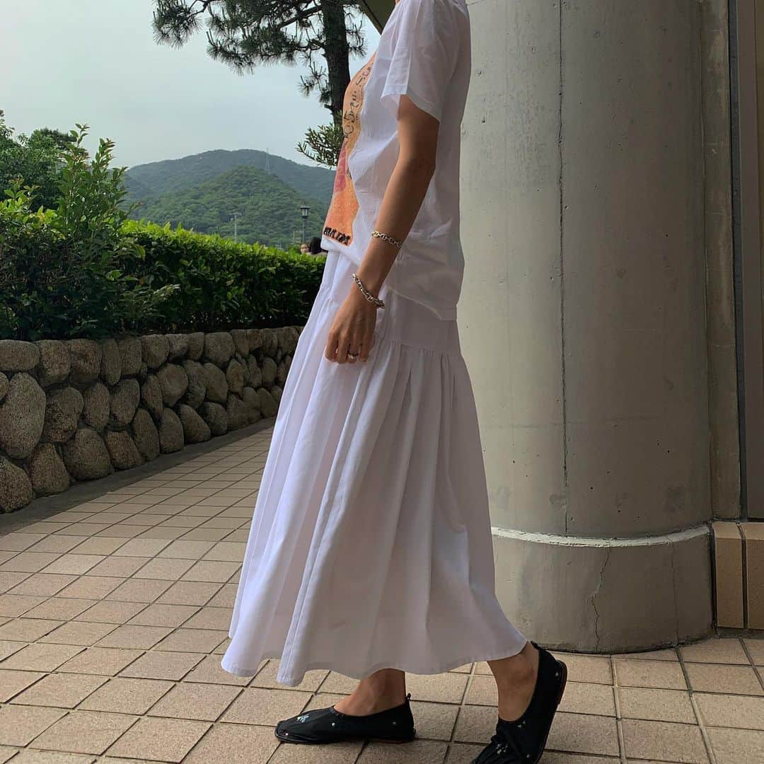 ayu kagawaさんのインスタグラム写真 - (ayu kagawaInstagram)「今日はギャザースカートのwhite🤍🤍🤍 Tシャツと合わせてカジュアルに着るのも好き🤍 シンプルなTシャツやタンクトップを合わせるだけでも可愛い🤤 #fashion#mamafashion #bowa#ボウエー #prada#ceciliebahnsen」5月26日 17時25分 - ayuyunyun