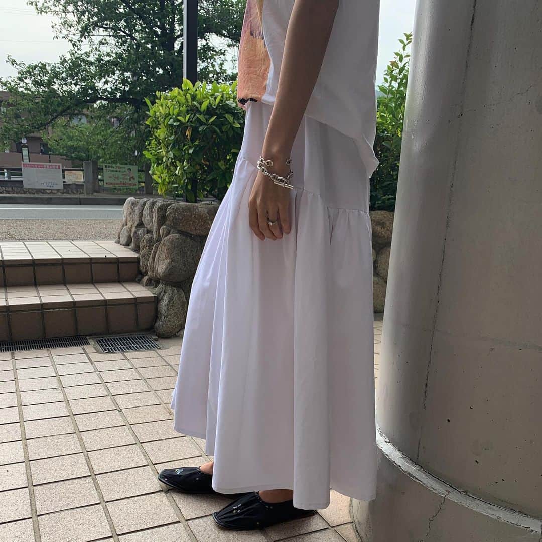 のインスタグラム：「今日はギャザースカートのwhite🤍🤍🤍 Tシャツと合わせてカジュアルに着るのも好き🤍 シンプルなTシャツやタンクトップを合わせるだけでも可愛い🤤 #fashion#mamafashion #bowa#ボウエー #prada#ceciliebahnsen」
