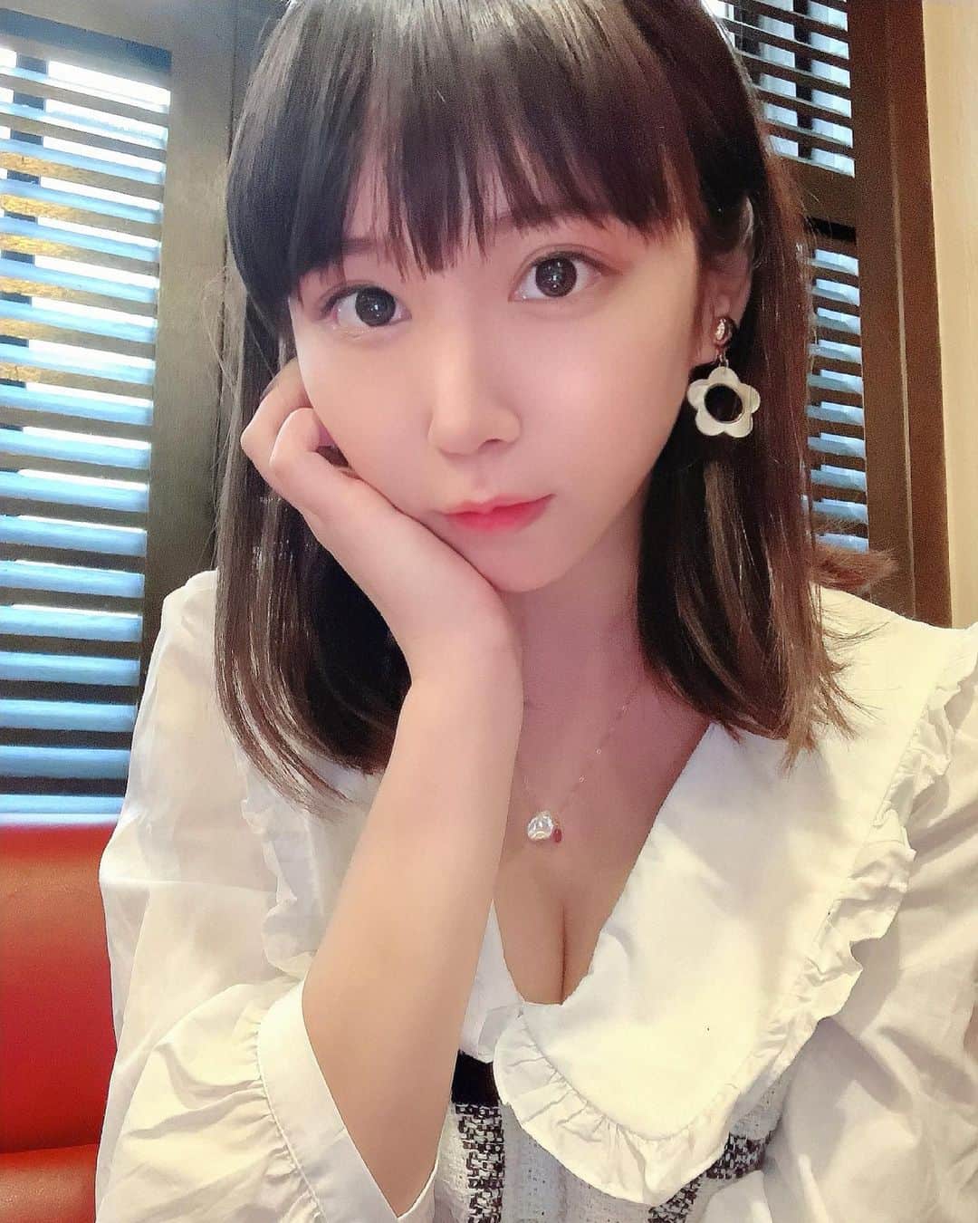 日向葵衣さんのインスタグラム写真 - (日向葵衣Instagram)「ちらっと谷間.. (わざとです)  今日はいろいろと楽しい一日でした(*｣›o‹)｣❤︎.* #ZARA #fashion #ガーリーコーデ #癒し系 #天使の声 #グラビア  #アーティスト #グラドル #タレント #歌 #女優 #声優 #モデル ...