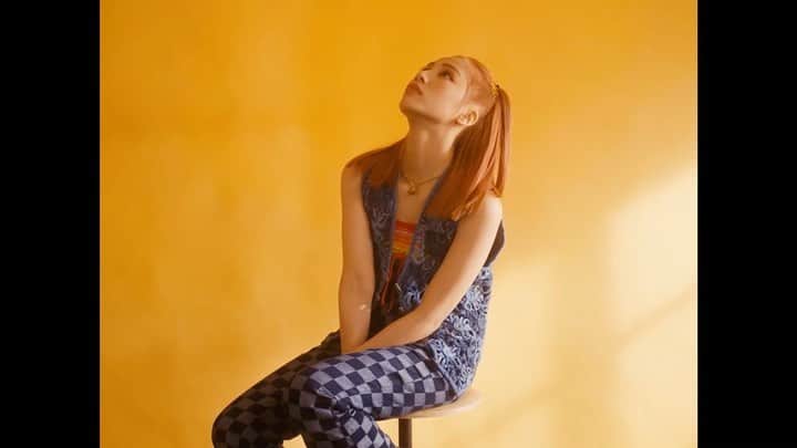 honoka のインスタグラム：「私の初のソロ曲rai-rai(Prod.KM)がリリース そしてMVもYouTubeで公開になりました。  みんな見てくれたかなぁー？ たくさんDMやタグ付け、Twitterで 感想送ってくれて嬉しいです🥺 ありがとううう！  今回はMVも曲も歌詞の世界観も 自分の心の中を全部 素っ裸にされた気持ちになるぐらい この作品は私の分身だと思ってます🙊  歌詞は特に 今の自分の感情とびっくりするぐらいリンクしてて 本当に本当に大好きな歌詞です💘  この曲を聴いて伝わってほしいし 女の子には特に共感してほしい部分が たくさんあるから🙈 みんなに気に入ってもらえると嬉しいなぁ✨  いいなぁ〜恋のはじまりって最高だなぁ❤️って 思う気持ち、どきどき心踊るあの感覚🫀🔥 胸がぎゅうううってなるあれを この曲を聴いてみんなに体感してほしいです！！！！  もっと色々たくさん話したいから 今日22時ぐらいにインスタライブしよーかなぁと思ってますー！ 遊びにきてねー！  #honoka_rairai」