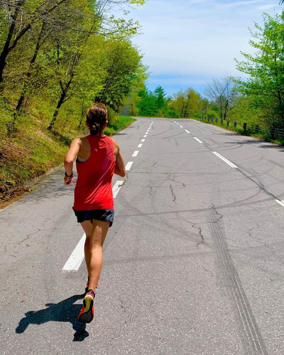 岸本新菜のインスタグラム：「🏊‍♀️🚴‍♀️🏃‍♀️ 現在、長野県で高地トレーニングを行っています！ ・ 今日のランメニューは10km HILL 🔥 バイク高強度後すぐに、 標高1000mから2000mまで⛰🏃‍♀️ ・ 持久力、筋力強化💪 ・ キツいトレーニングの時は、 終わった後のご飯を楽しみに頑張ってます😋🍚♪笑 ・ (3枚目は朝食のパン🥐💓)」