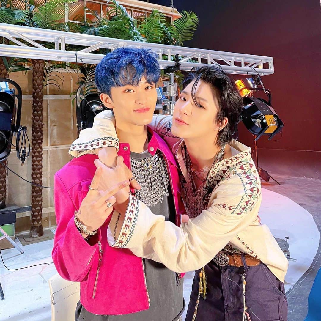 ジェノのインスタグラム：「*leans against my 10 million dollar mansion with my four different teslas in front of me*  haha hey jeno u r Hot 😘 __ #jeno #nctdream」