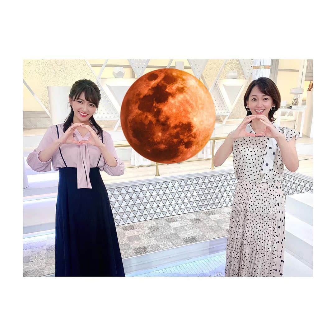 久保井朝美さんのインスタグラム写真 - (久保井朝美Instagram)「🌕 今夜は皆既月食🤗 ． スーパームーン×皆既月食を 日本で見られるのは24年ぶり❤️ ちなみに次は12年後です💫 ． 夜8:09〜28頃に 南東を見上げると 「#赤銅色(しゃくどういろ)」 赤黒い月を見られますよ🧐 (東京は雲が多いですが、、💦) ． 国立天文台やTBS NEWSの YouTubeチャンネルで ライブ配信しています🌕 ． YouTubeといえば💞 明日の夜6:00〜 ウェザーマップのYouTube ライブ配信に出演します☺️ https://youtu.be/MjZr-F63y84 ． Twitterにもリンクを載せました🐥 ご覧いただけたら嬉しいです🍀 ． #皆既月食 #スーパームーン🌕 #皆既月食2021 #天体ショー #ひるおび！ #出水麻衣 #TBSアナウンサー #久保井朝美 #気象予報士 #国立天文台 #TBSNEWS #YouTubeライブ配信」5月26日 18時19分 - asami_k920