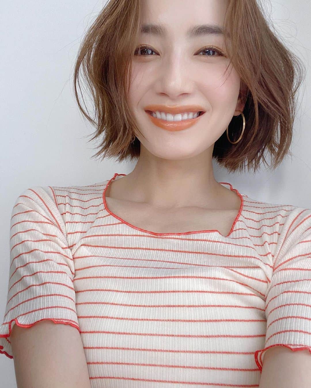 辻元舞さんのインスタグラム写真 - (辻元舞Instagram)「. 色々なことが重なり、考えることもやることも心配事も山積みだった最近🤯 子供達の前で笑顔が無くなっていることに気付いた夫がマッサージを予約してくれたようで、昨晩行ってきたら全快！🕺🏻 ガチガチに固まって動きづらくなっていた首と肩がスムーズに動く！ そしてなにより息が沢山吸えるー😭✨ 深く眠れてスッキリしたので、今日は朝からタスクを順調に処理できていて嬉しい🤣 今週も最後まで頑張れそうです💪🏻 夫よありがとう！✨ でもこの写真で1番伝えたかったことは、2枚買い足したベースレンジのもう1枚の方はこれだよってこと←」5月26日 18時20分 - mai_tsujimoto