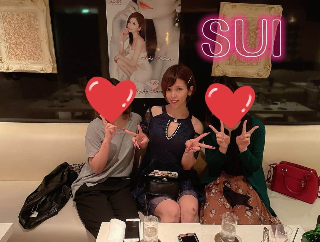 坂口杏里のインスタグラム：「伝えたい事があります . 勤務先の、SUIにご来店ありがとうございます。 入店当初から接客中、他のテーブルにて、 わざと聞こえるよう気持ちのない、 心ない言葉がちらほら聞こえます。 . 正直凄く迷惑で、胸も痛くなり非常に悲しくなります 過剰に反応しますし、そのぶん腹立たしい気持ちになってストレスに変わり涙になります。 . 本日は女性のお客様がお越しになったにも関わらず 「あの子たち指名しよー。笑」「ぼったくりがー！（ガキみたいな同業者発言）」 等々。 仕事に支障をきたす発言行動があった場合、無条件でご帰宅、指名で直接言うだの、なにかしら頭を使った迷惑行為をしていただきたいです。 笑顔で楽しんで帰っていただくお仕事なのに、今日もしお客様が最後怖がって帰ったら責任とれますか？ 営業妨害なんでやめてください そんな心無いお客様、私は要らないです ガキじゃないんだからガタガタいちいち言わすな 他で楽しめ それか喧嘩売ってるなら現金で買うので、キャッシャーまたは黒服へどうぞ。  では明日の朝6:00〜朝キャバSUI出勤です😊」
