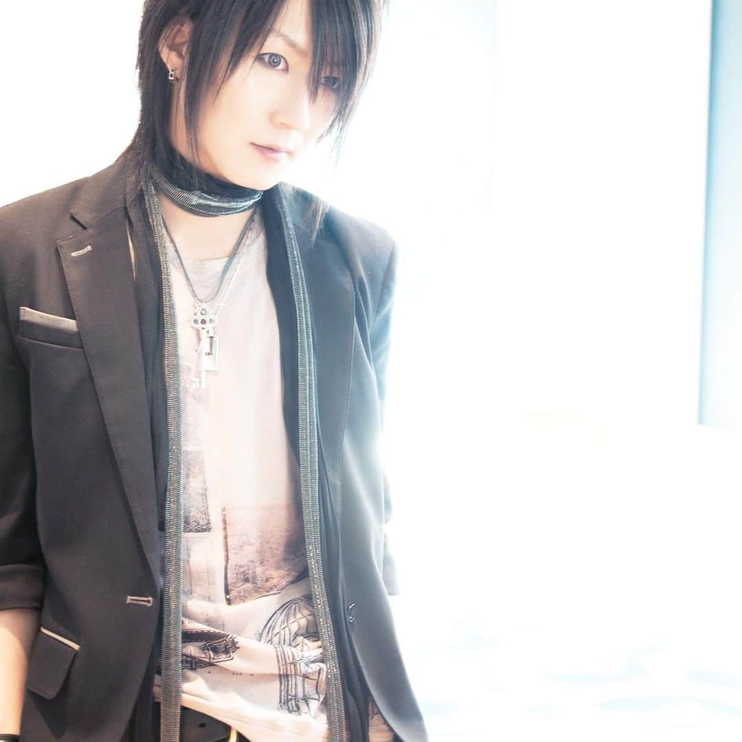 浅葉智のインスタグラム：「Fade  #photoshoot #model #guitarist #music #jrock #sunshine #morning #fading #rock #shine #artist #art」