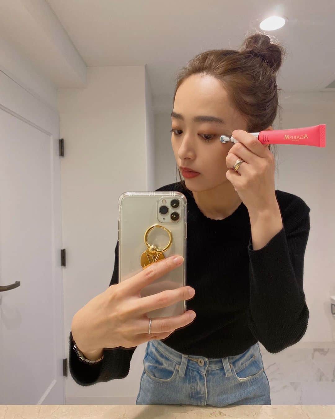 近藤千尋のインスタグラム：「イメージモデルをさせて頂いている アガリズムが撮影前に 大活躍してます♥️😍  かっさクリーム(もう何個目だ？笑) と、電動アイクリーム  アイクリームはシルバーの部分 触ると振動される仕組みで 保湿しながら小じわやくすみケアに☺️ 目もとがキュッと引き締まります♡  アイクリームはPLAZAなどの バラエティショップでも 発売開始したみたいです💓 ネットやお店で見つけてね！  #アガリズム #イメージモデル #電動アイクリーム」