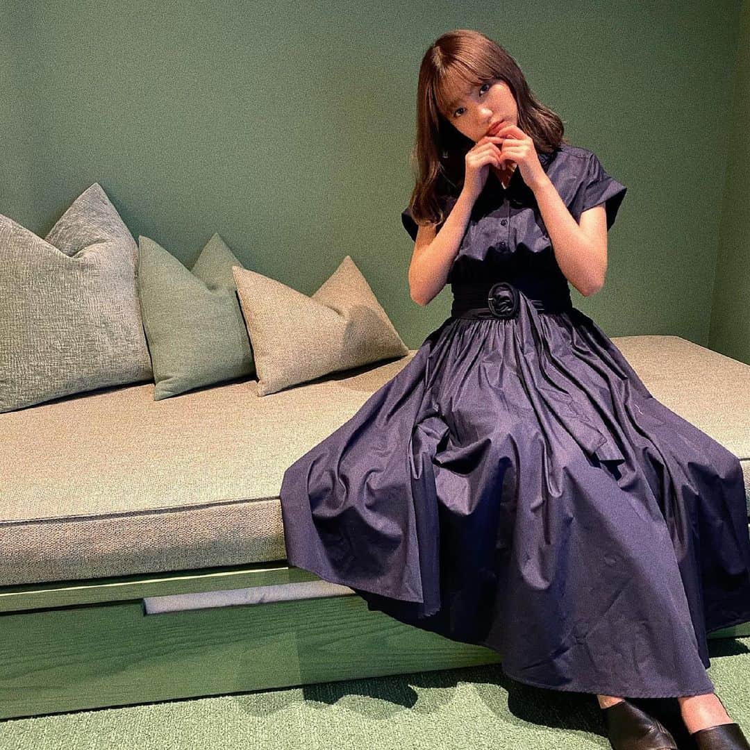 加藤玲奈のインスタグラム：「展示会で届いた @mystrada_official のワンピース☺️✨ ウエストのベルトのおかげでめちゃくちゃ細見えするし、腕の丈も細く見える長さ🤭 この夏沢山着る予定💓」